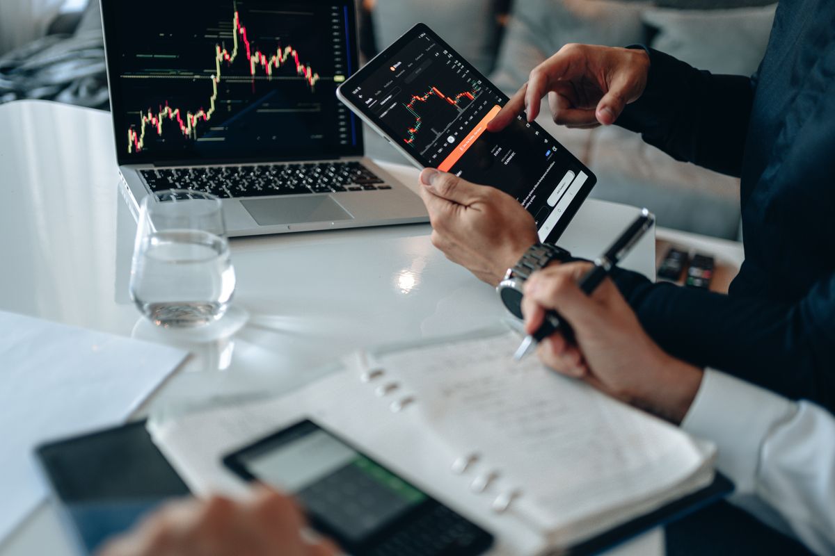 Financial data analysis on screens